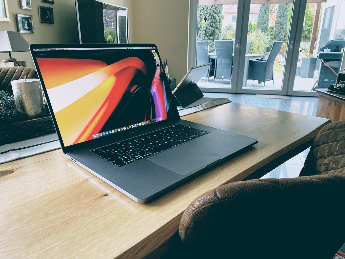 MacBook: Apple weist darauf hin, bei Kameraabdeckungen achtsam zu sein