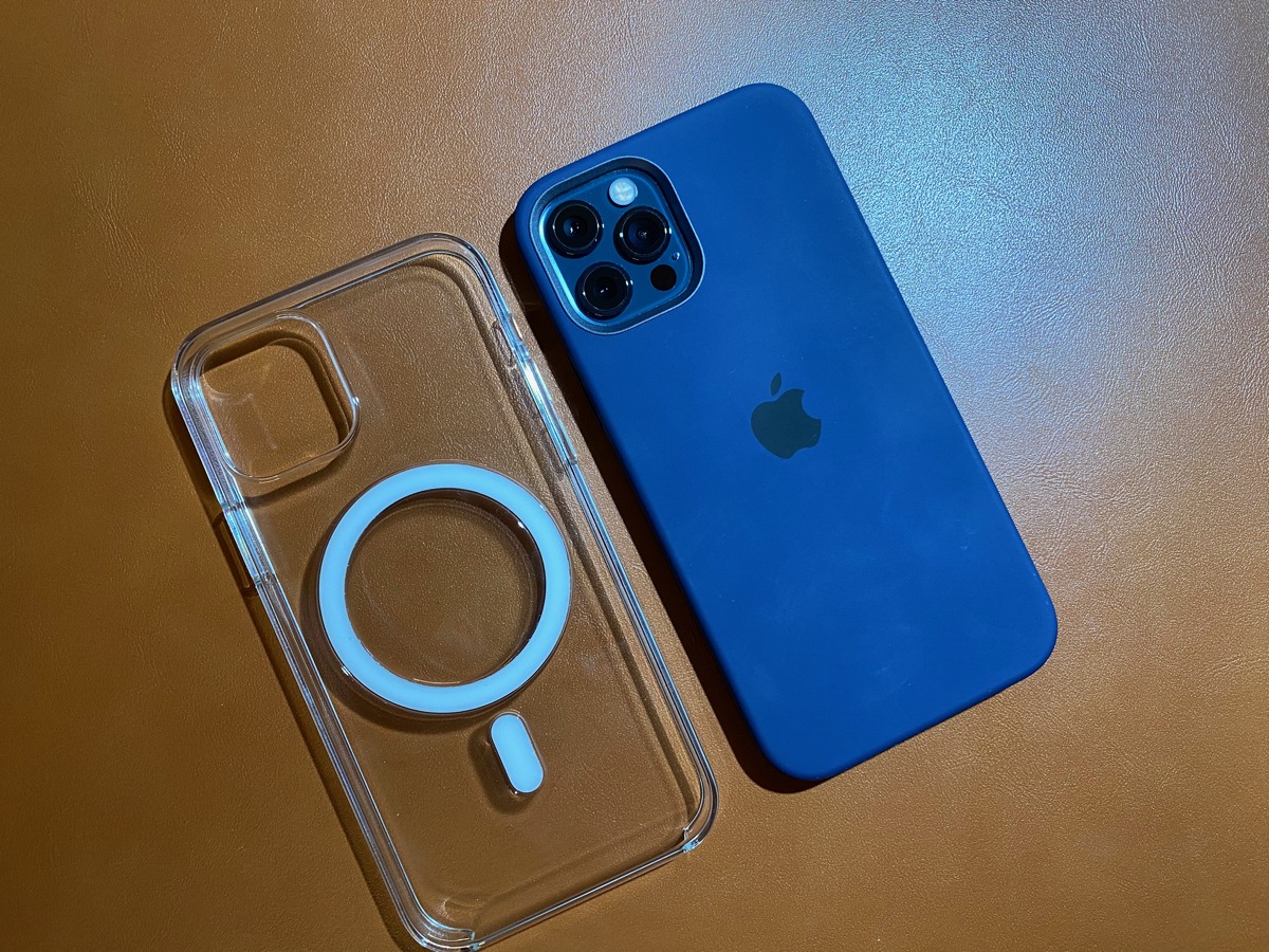 Apple Silikon Case mit MagSafe und Clear Case mit MagSafe angeschaut
