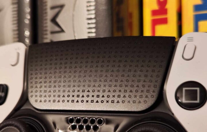 Das Touchpad des DualSense Edge zeigt als netten Akzent als Muster die PlayStation-Icons.