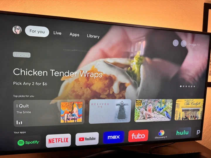Die Fast-Food-Werbung auf dem Homescreen von Google TV hat noch nicht Deutschland erreicht.