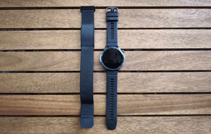 Der Amazfit Helio Strap im Größenvergleich mit der Balance 2.